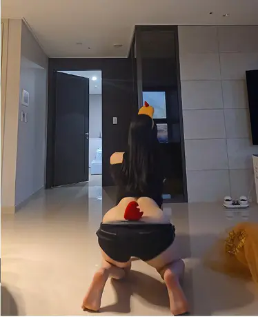 富有且慷慨的 臀部女大人系列 总共14个文件 (331.86MB)